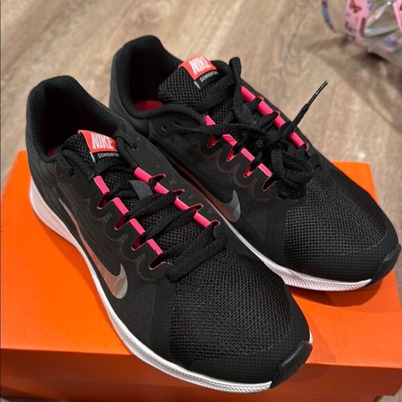 Nike Women's Black and Pink Running Shoes - Picture 3 of 10